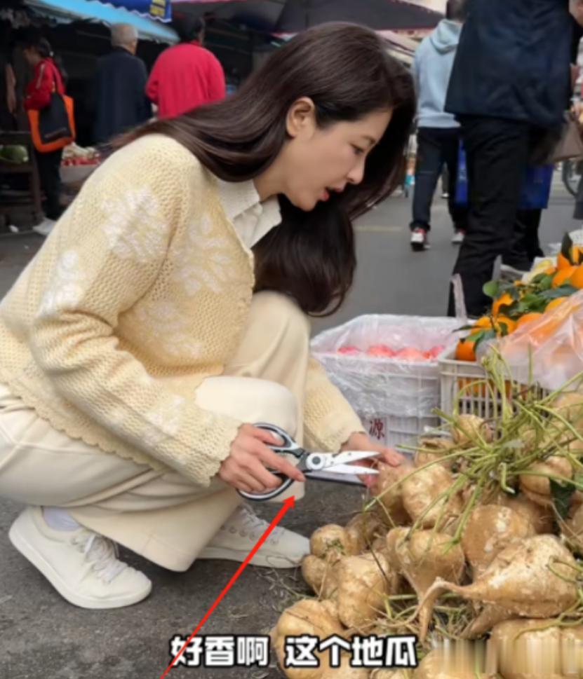 曾黎分不清茴香和胡萝卜苗,买菜带着剪刀,素颜下脸不僵硬但松弛