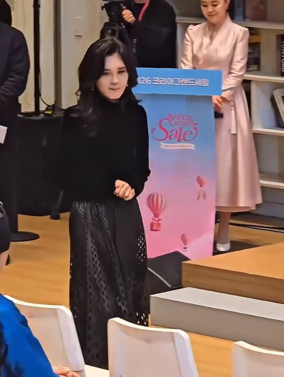 三星集团大公主近照流出，脸肿皮松走路外八字，家族遗传病爆发