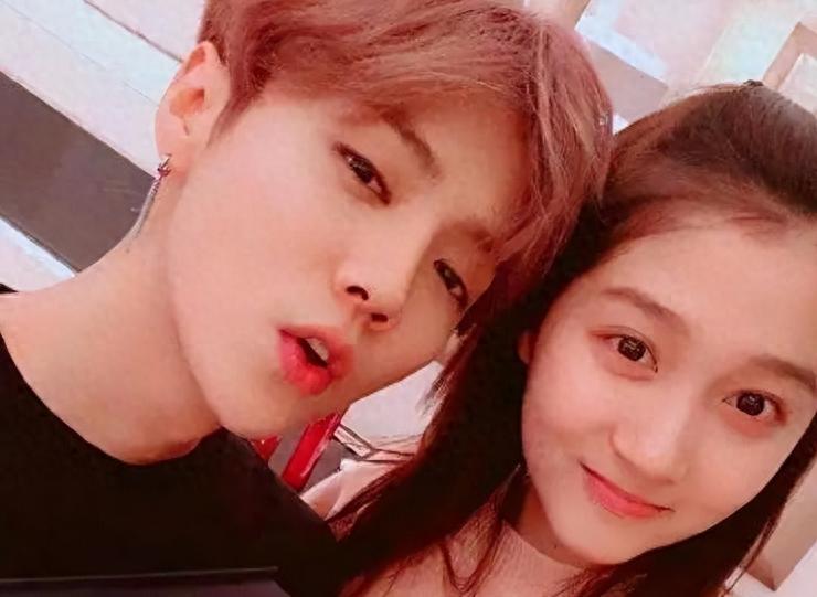 关晓彤亭亭玉立的形象深入人心，她从国民闺女变身最具潜力演员