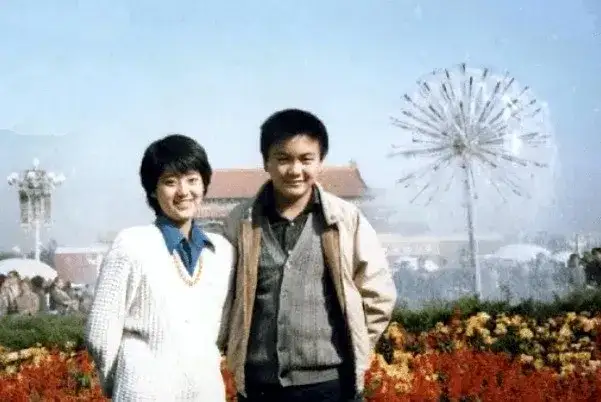 49岁国家一级演员庆结婚纪念日：与妻子恩爱36年，如今儿子成明星