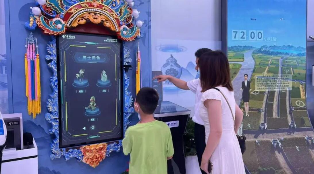 WAIC 2025︱中國電信AI科技范兒圈粉全場　智慧車、“鋼鐵俠”硬核應用成焦點