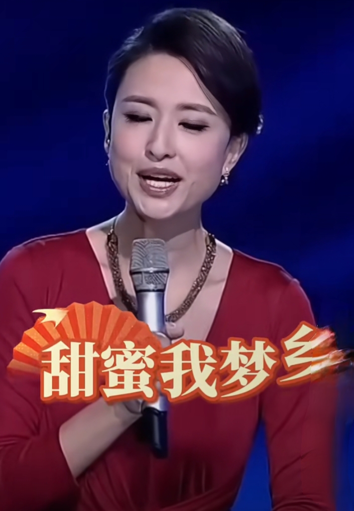 张蕾红裙优雅主持，气质美貌尽显