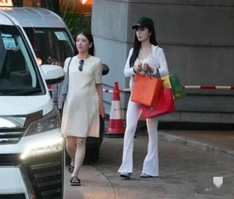 方媛挺大孕肚逛街，by2妹妹孙雨帮拎包好贴心，俩人站一起像姑嫂