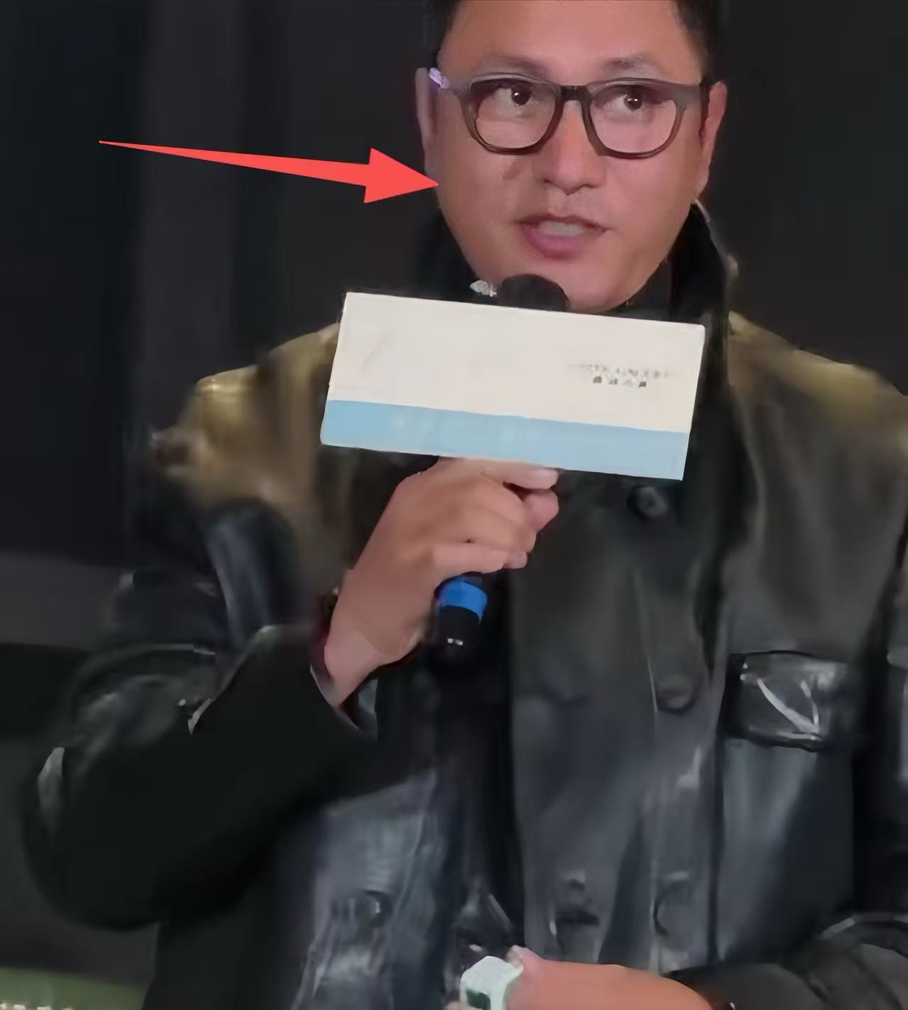 49岁陈坤颜值断崖下跌，眼小脸胖贴假发片，被一旁的吴磊抢尽风头