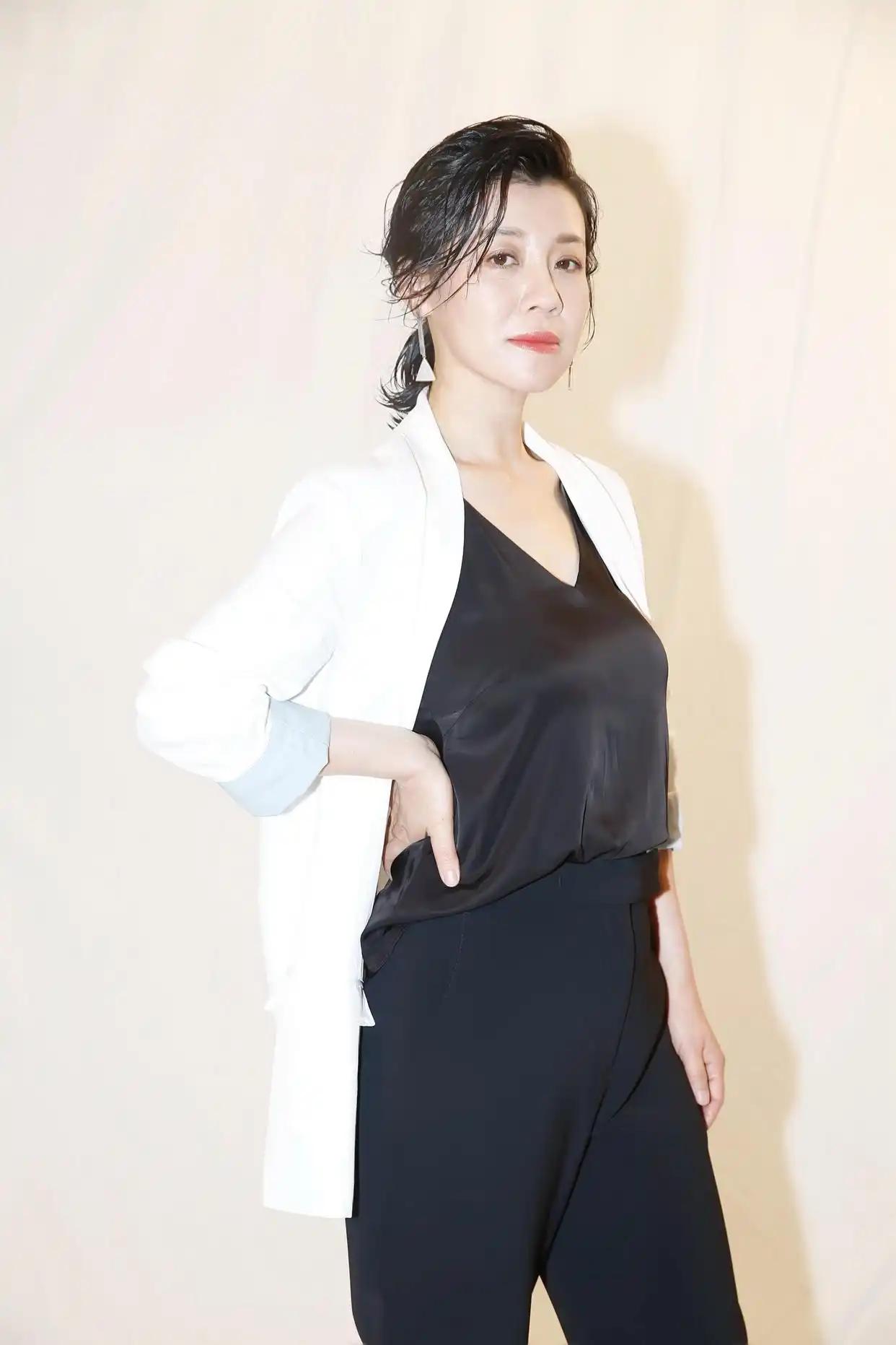 与四婚名导同居三年流产两次不结婚，转身下嫁穷小子，如今咋样？