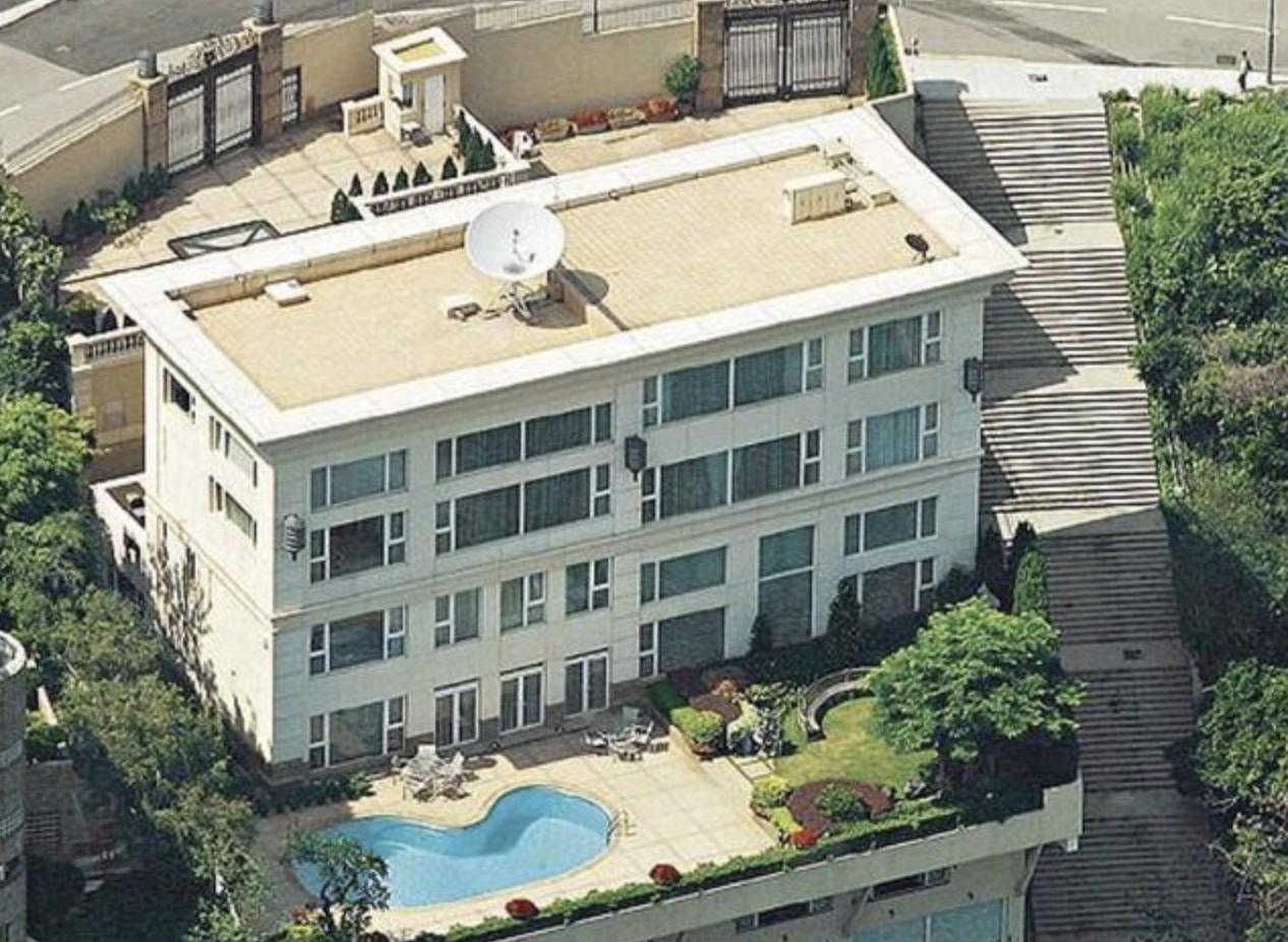 何超莲陪陈婉珍居家过中秋，在院子烧烤赏月，大宅三层高灯火通明