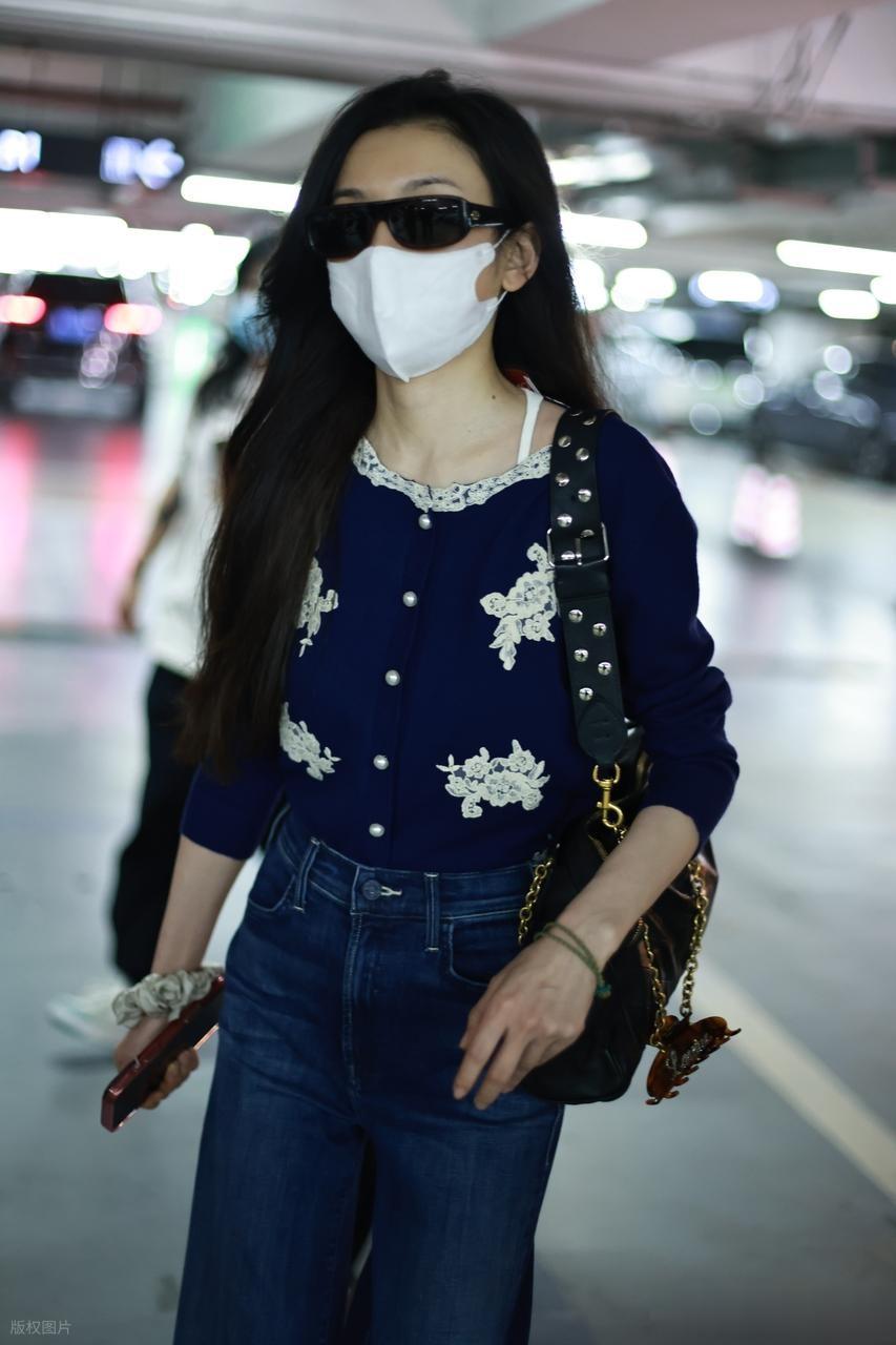 宋祖儿到达上海机场，身穿开衫搭配牛仔裤简约随性