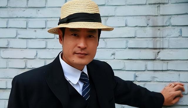 他是80年代珠影红极一时的小生，再婚娶小妻子，前妻60岁再出圈