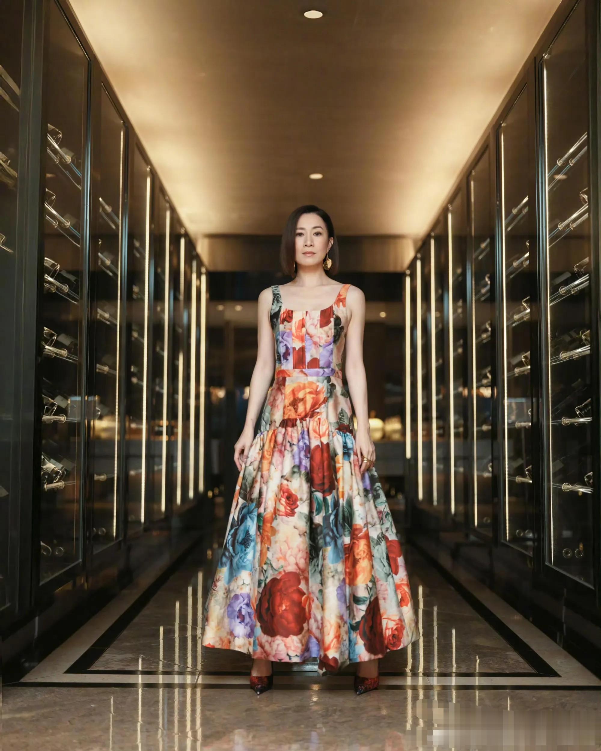 佘诗曼这一身花裙也太漂亮了吧，爱笑的女孩好明媚，一点不像50岁