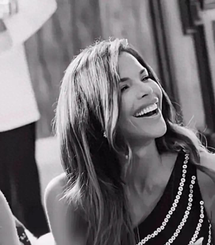 贝佐斯为桑切斯庆生！前首富断崖式衰老像圣诞老人，俩人都很招摇