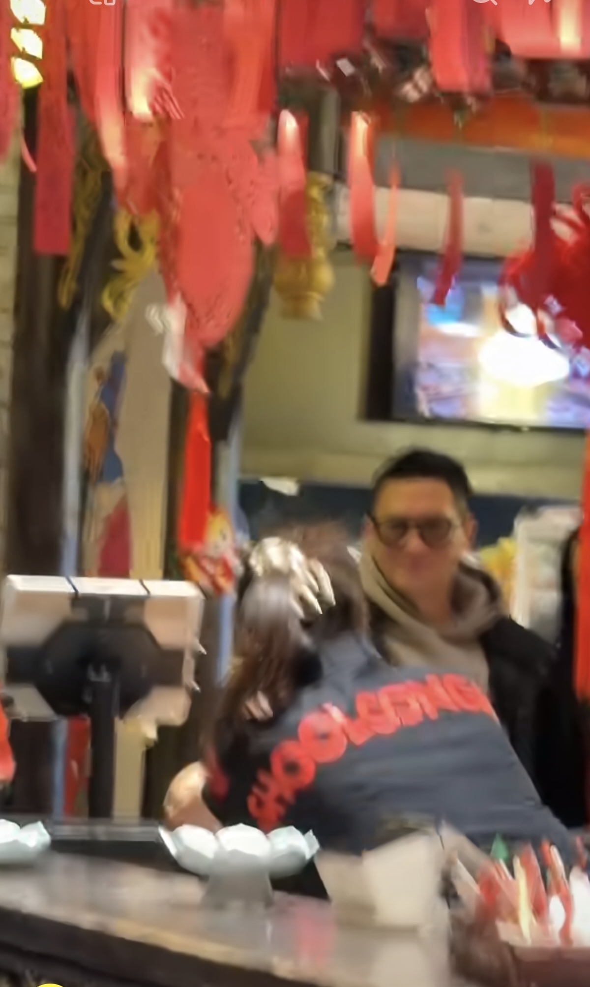 陈伟霆和张家辉米兰吃火锅被偶遇,都主动和粉丝打招呼合影!