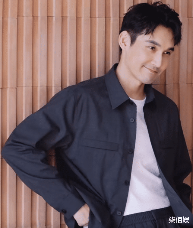 陈松伶张铎拍七夕大片，化妆都难掩老态，小8岁老公依旧很年轻