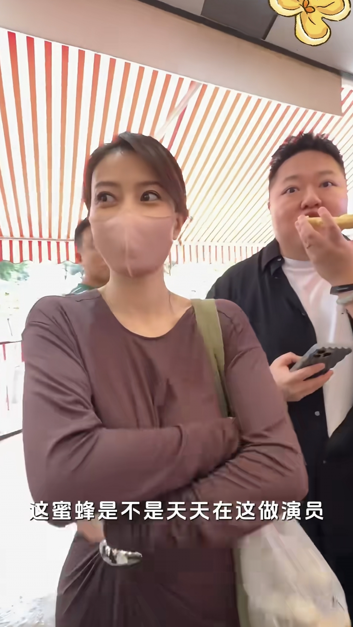 44岁高圆圆现身菜市场，穿紫色长裙长发随意挽起，特别随和接地气