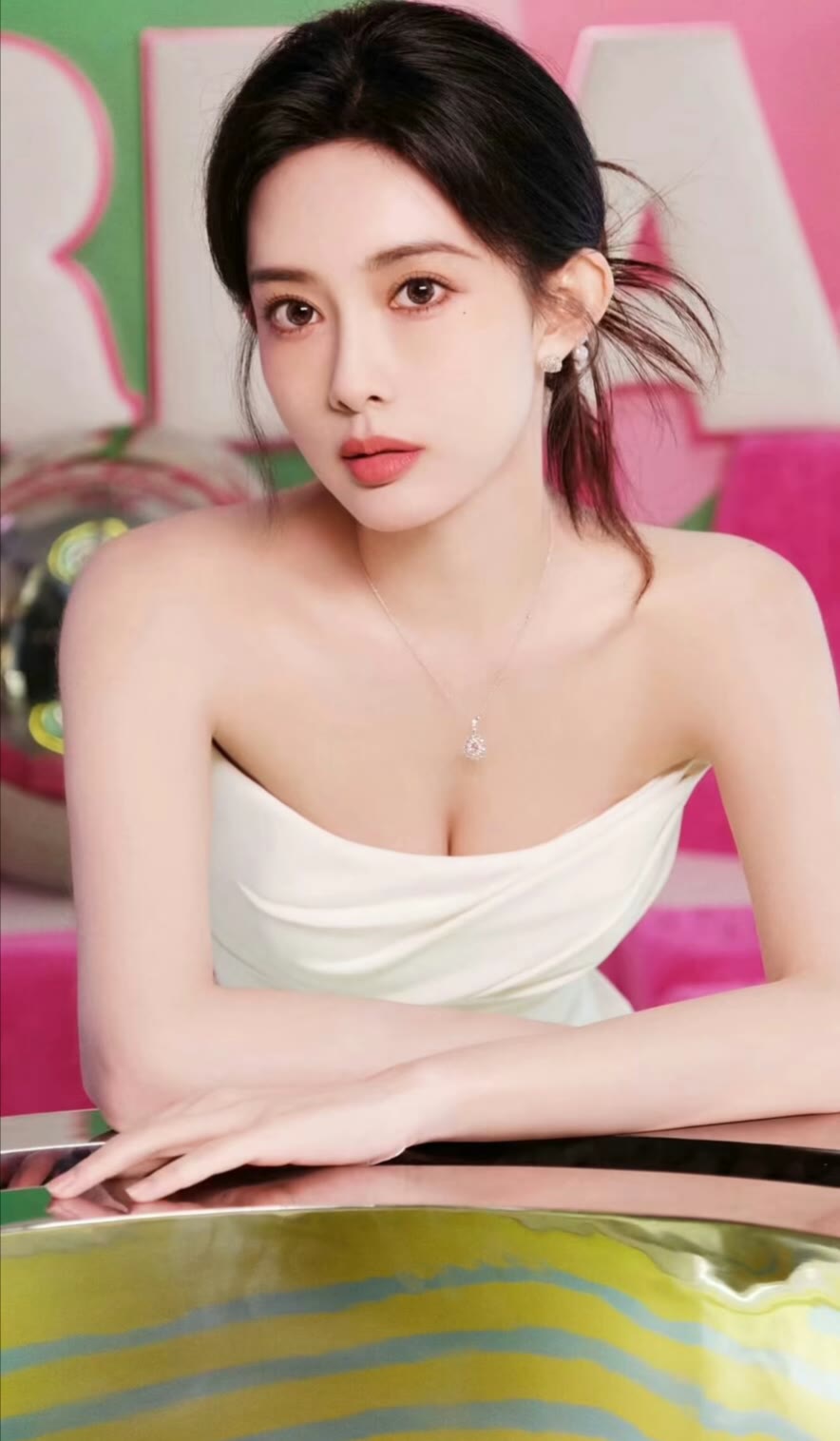 内娱造型黑马!孟子义黑纱礼裙气场全开