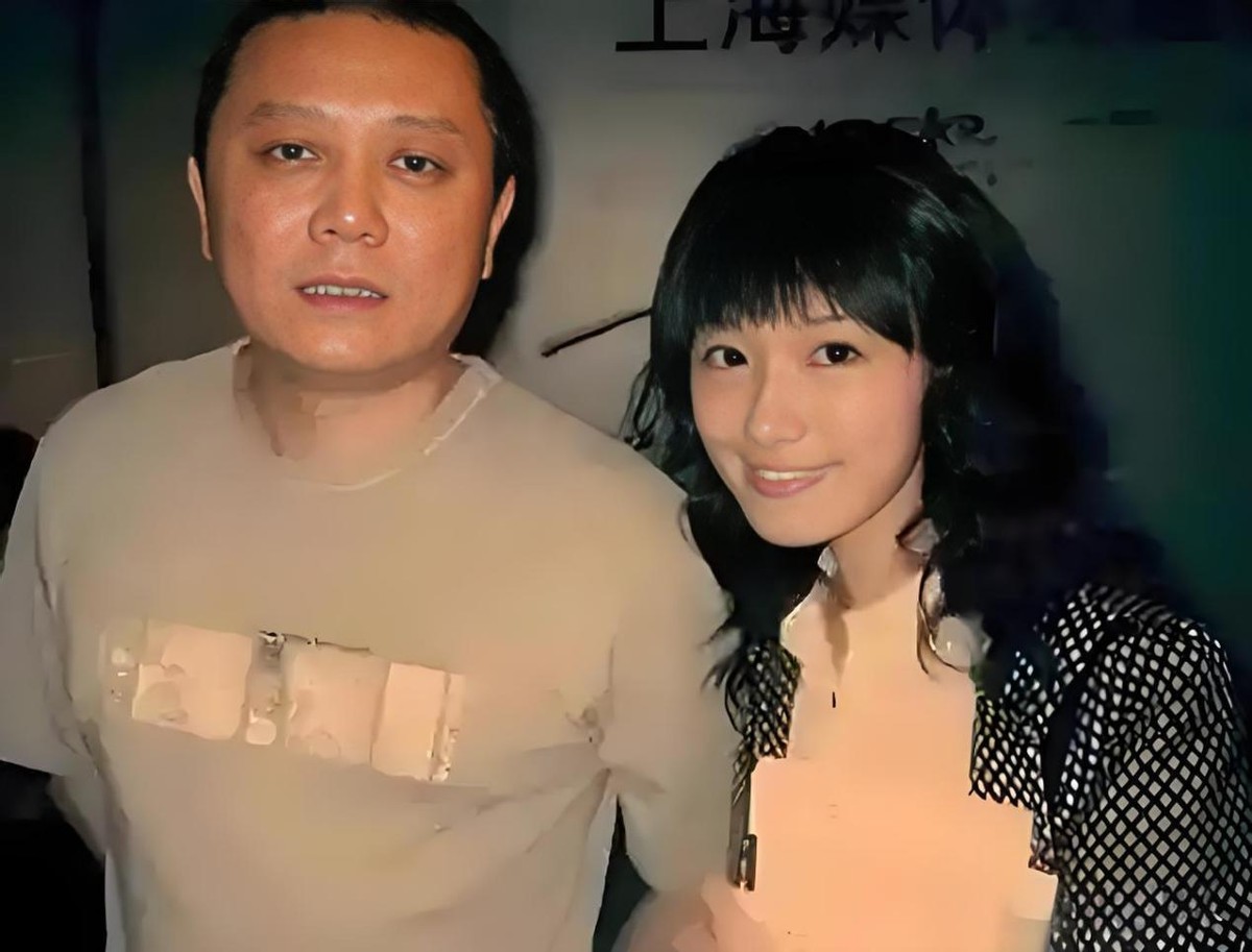 51岁徐静蕾近照曝光，和黄立行逛超市被偶遇，相恋16年感情稳定