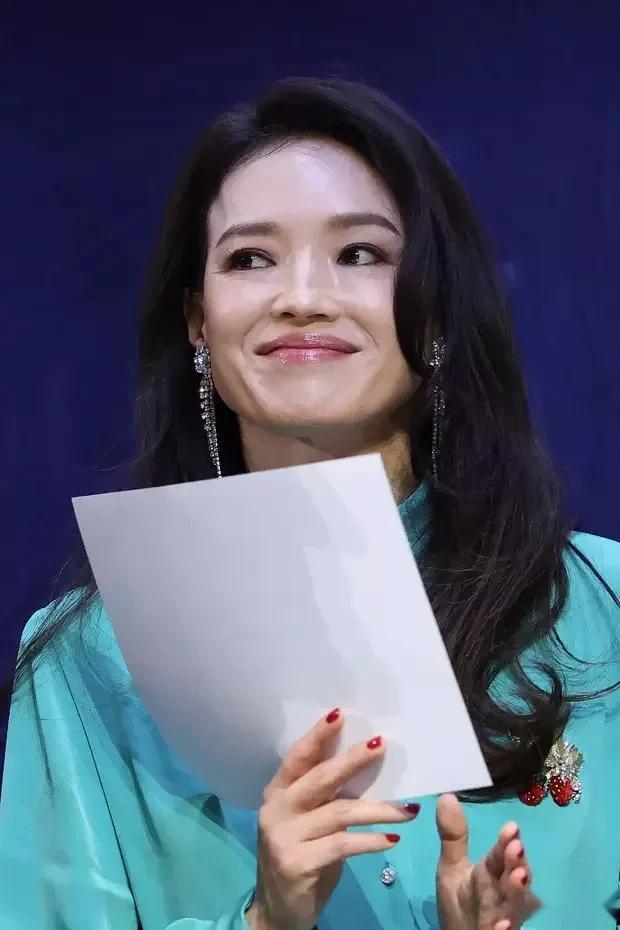 舒淇冰蓝裙现身电影节:优雅背后藏着怎样的时尚密码?