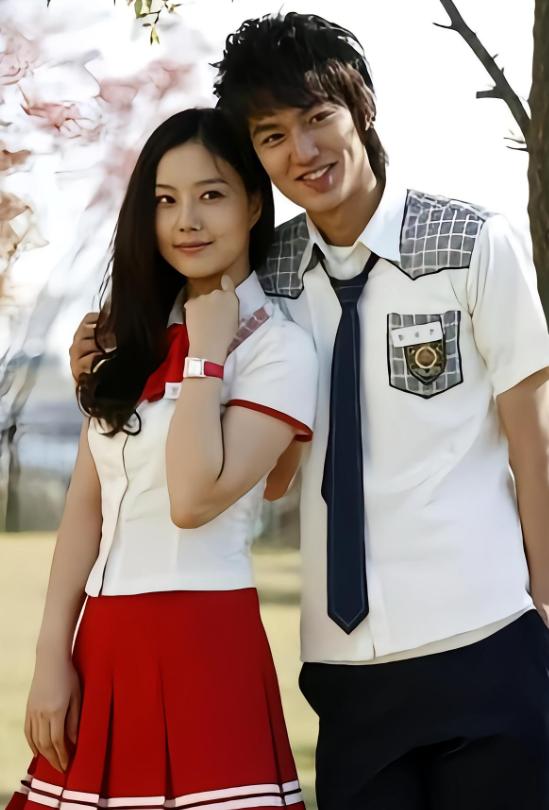 她是韩国真正的韩国“氧气美女” 长相温润漂亮，出道18年零绯闻