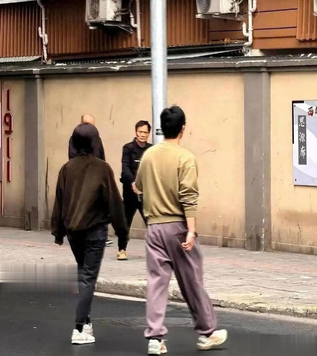 赵丽颖冯绍峰同框送娃：离异后最高级的体面，是不亏待孩子