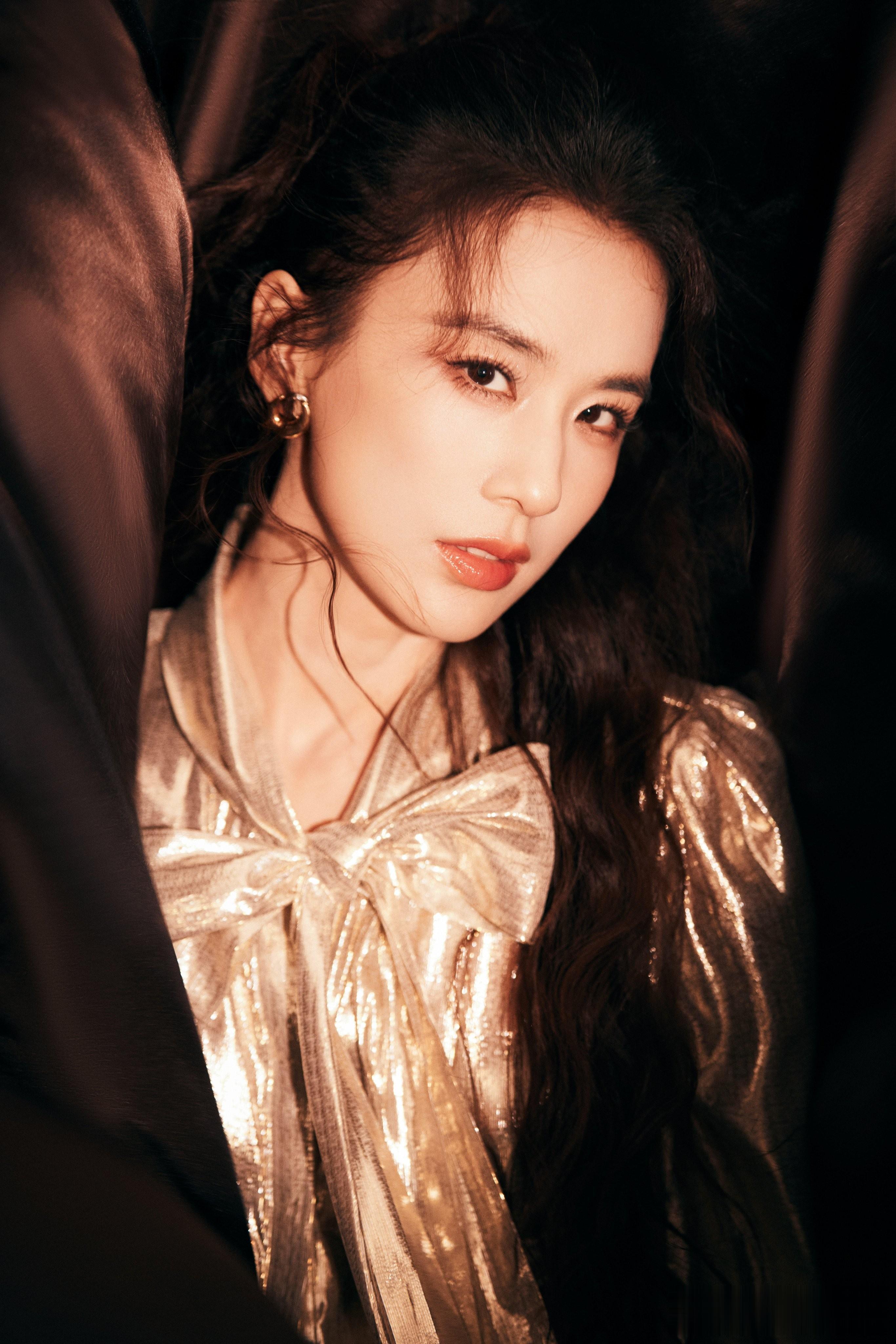 黄圣依今日分享美照配文:以金为裳，奔赴新程！