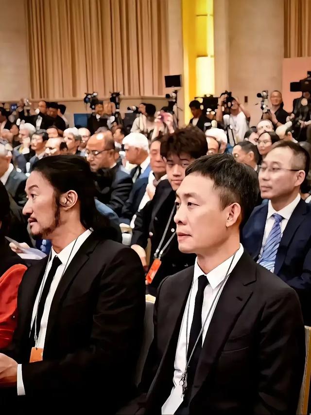 吴京大夏天穿着棉鞋带小儿子去吃烧烤,满脸胡子差点认不出