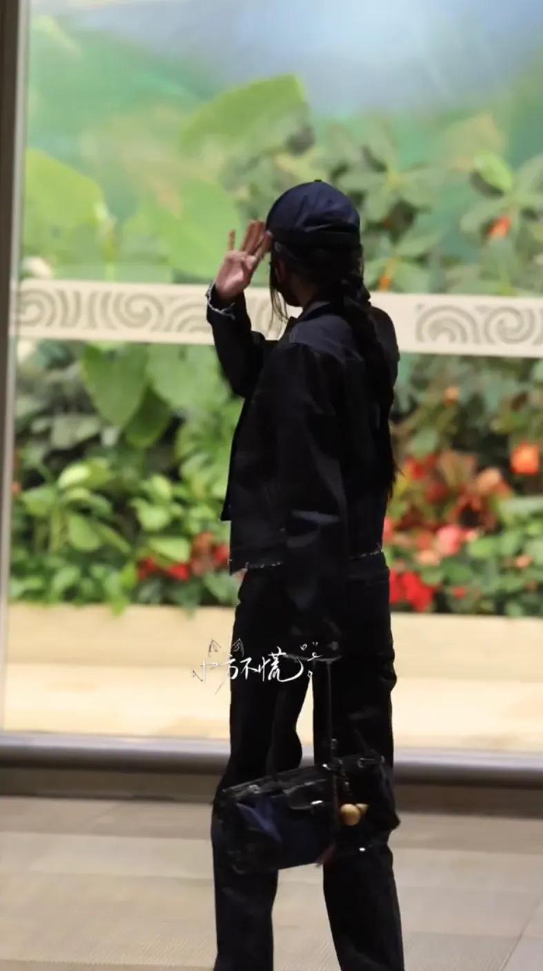 杨幂带着葫芦去米兰，她穿Prada海魂衫探店，腿瘦的裤子撑不起来