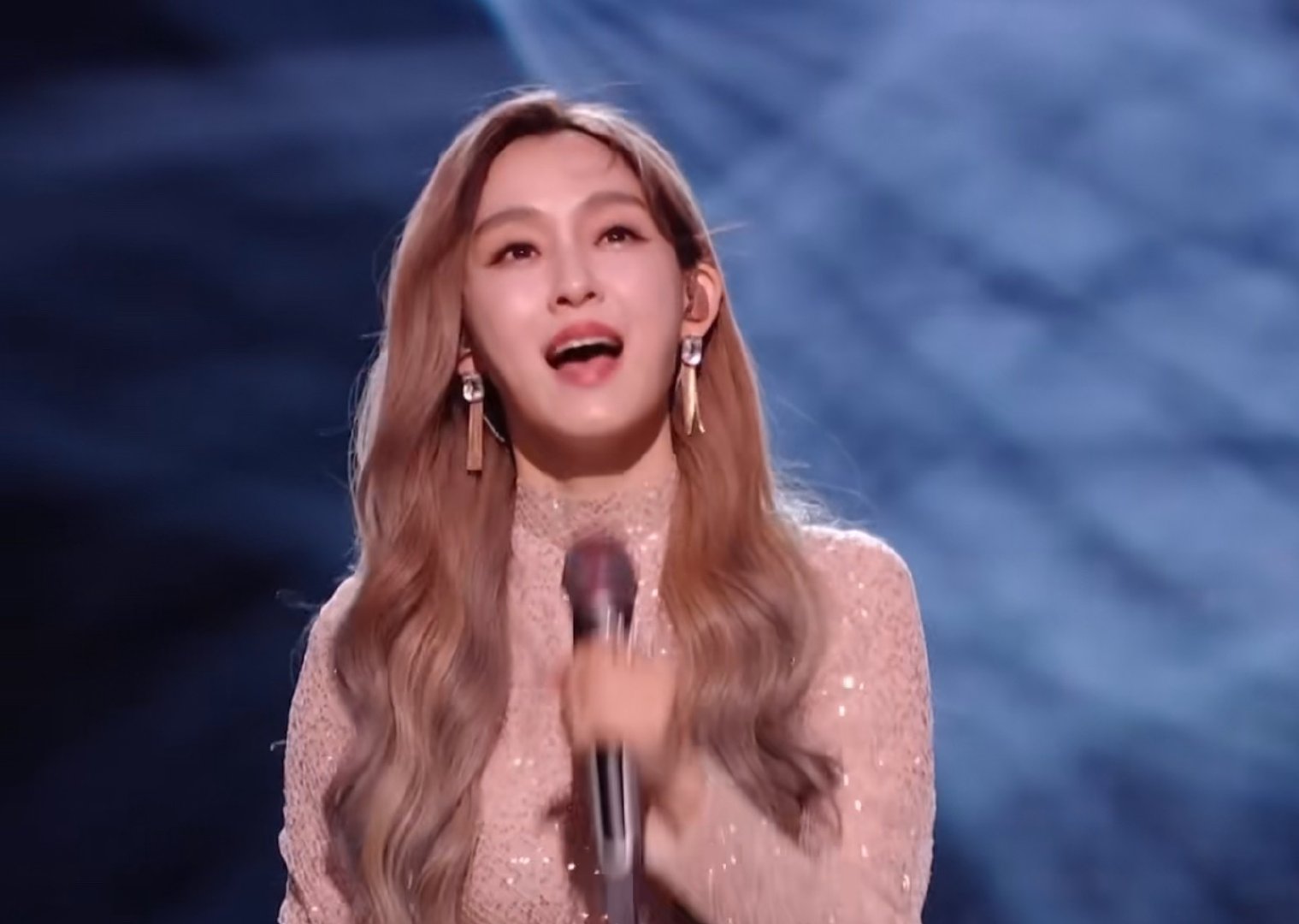 范玮琪《歌手》首秀：声音抖成“筛子”，网友却喊话要“焊死麦克风”