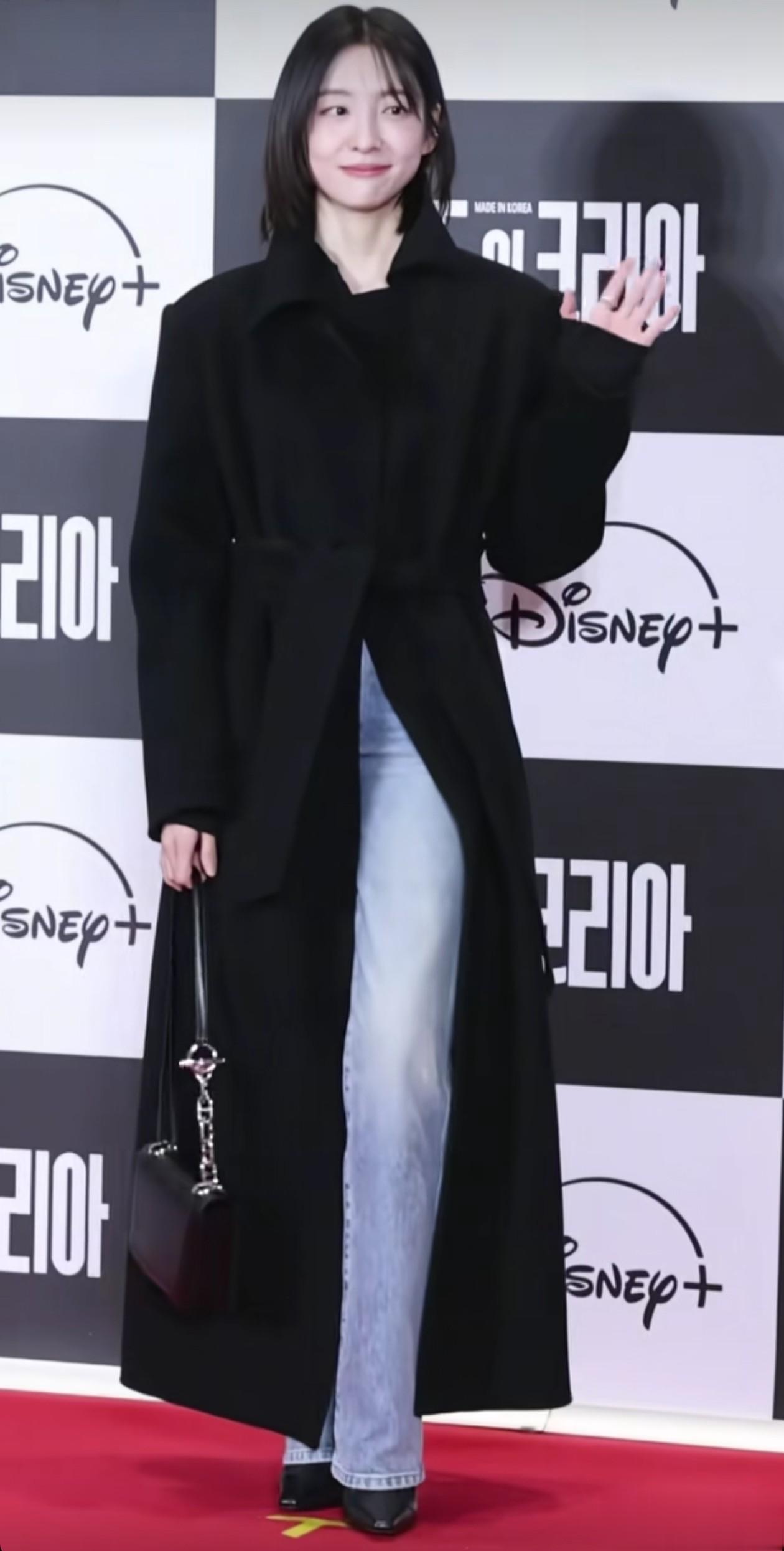 31岁朴智贤活动穿搭：齐肩发+大衣+牛仔裤，减龄时髦，发丝都好美