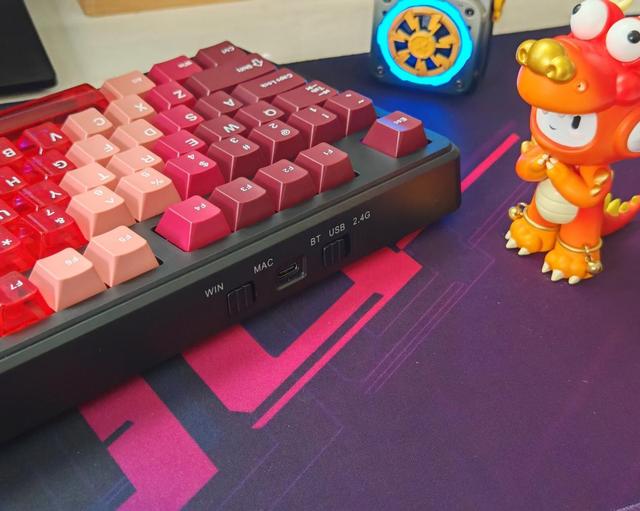 小屏加持,玩法升级,黑爵MK87三模带屏机械键盘实用与炫酷兼得