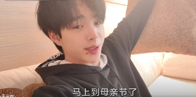 王中磊北京别墅为妻子庆生，午餐只有4个菜，威廉送花给妈妈好暖