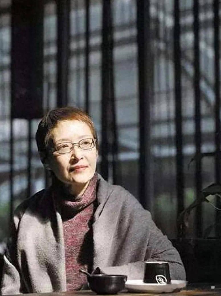 17岁的胡因梦与父亲合影,青春甜美,嫁给李敖后婚姻仅持续115天