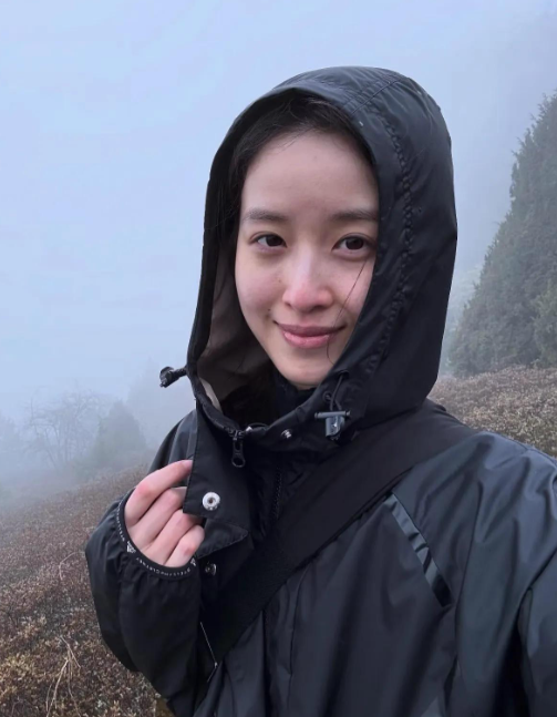 章泽天暴雨中素颜登山,阅读量破2.3亿,比同期顶流官宣高4倍