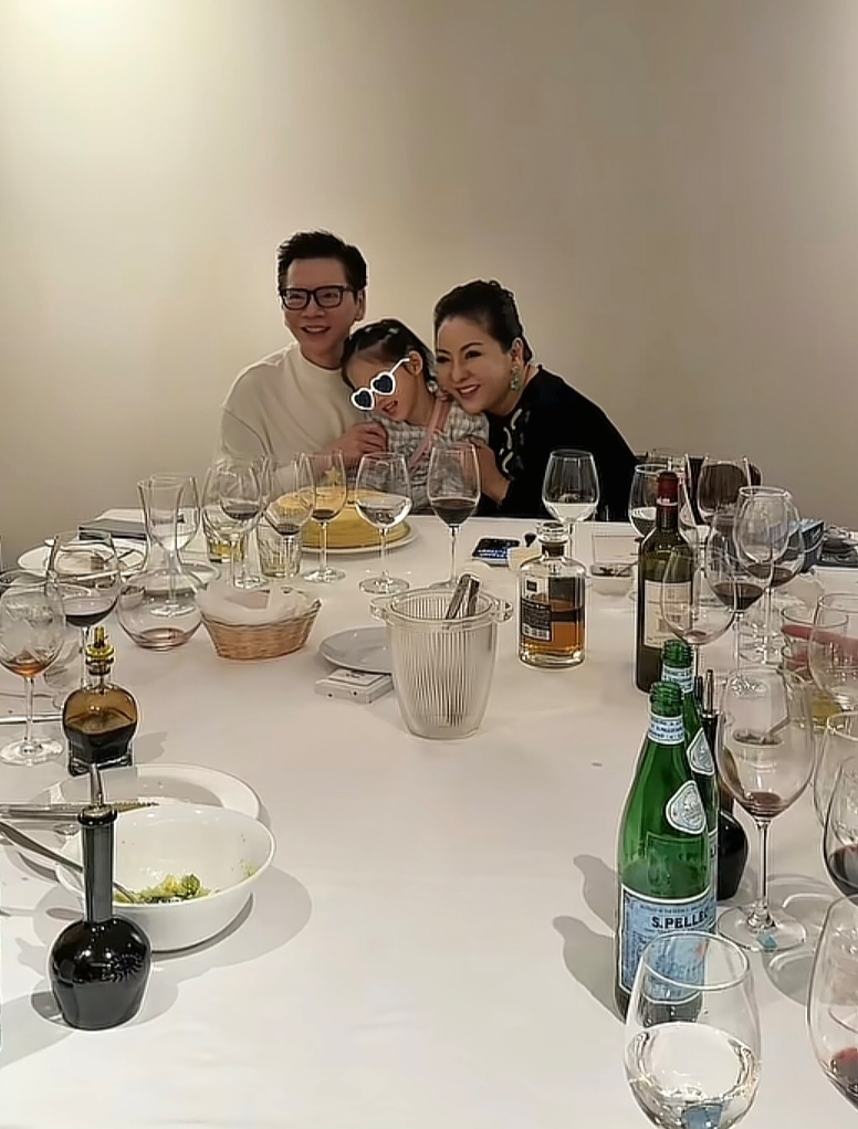 向华强77岁庆生宴照片曝光，5岁孙女真是团宠，向佐打扮清爽帅气