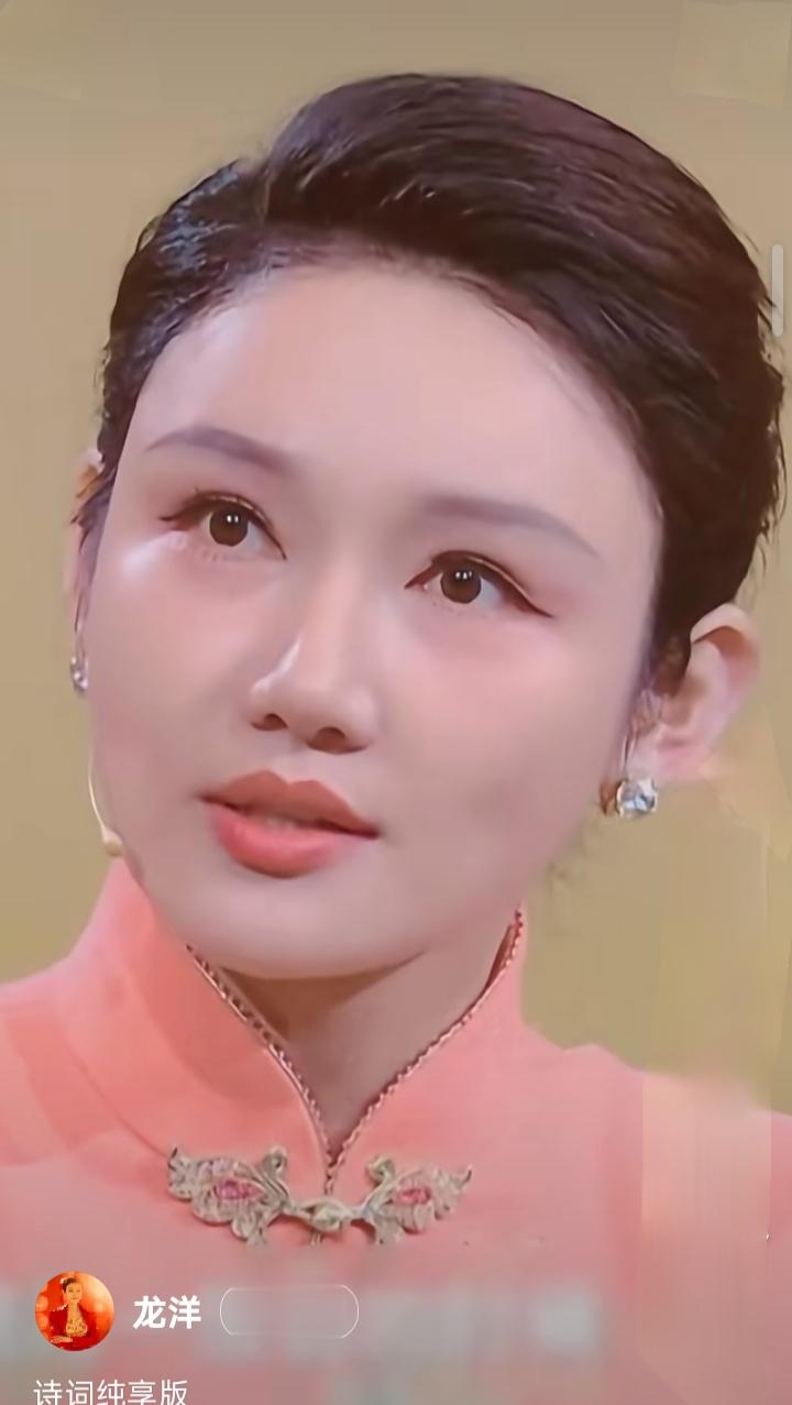 龙洋一袭浅粉旗袍配复古盘发，气质温婉，解读诗词尽显知性美