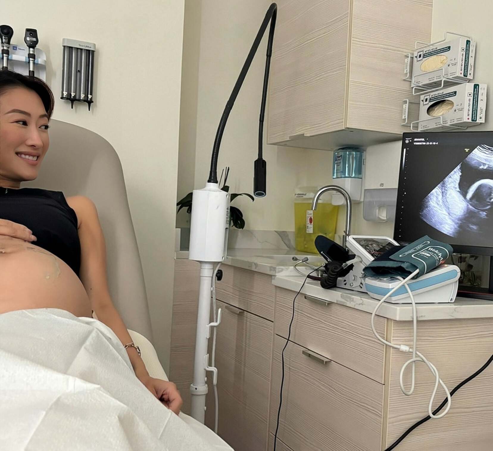 香港知名女星再度怀孕,挺八个月孕肚打网球,疑和男友秘密结婚