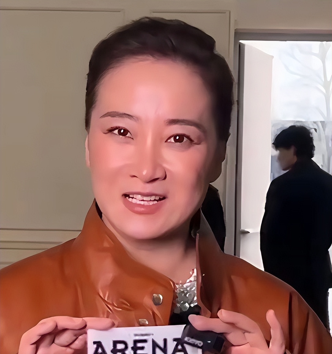 外媒的镜头好真实啊，43岁贾玲最新状态：面相变了跟换了魂一样