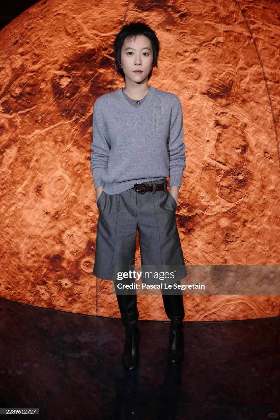 香奈儿红毯:周迅表情尴尬,窦靖童寸头好飒,Jennie脸肿似大妈