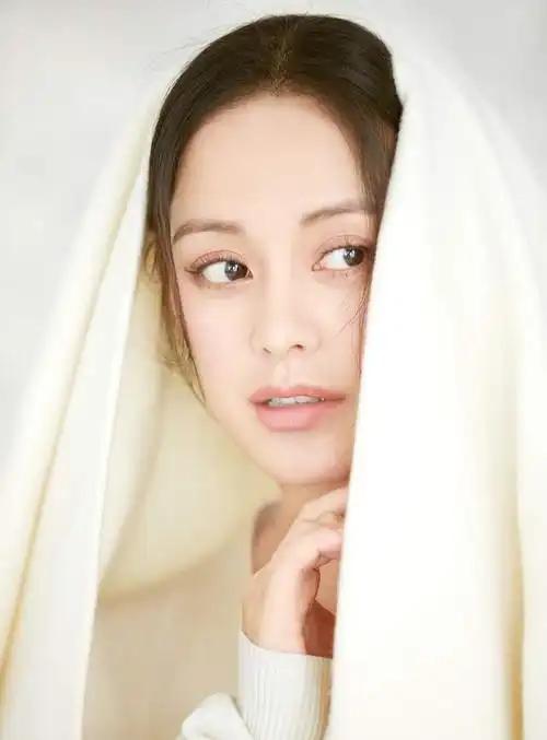 她是胡歌深爱、刘烨难忘的女人,受央视力捧多年,至今都没能走红