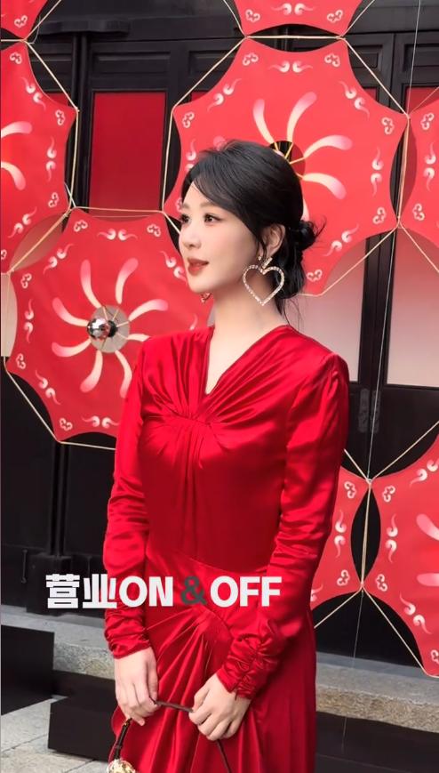 杨紫穿红裙出席活动，法令纹明显粉感严重，网友：裹个床单就来了