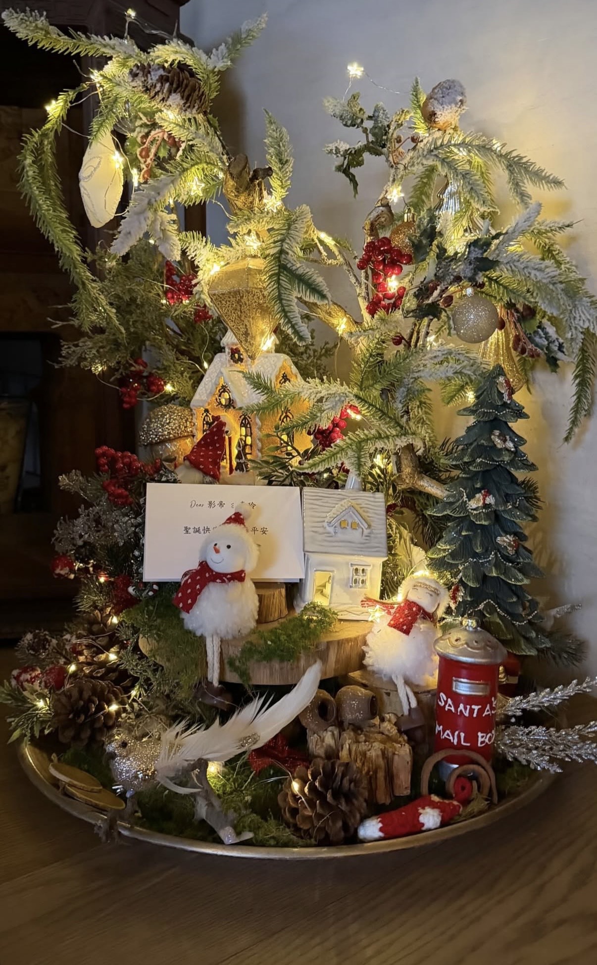 刘嘉玲在豪宅布置圣诞装饰，客厅摆放两米高圣诞树，墙上挂满名画