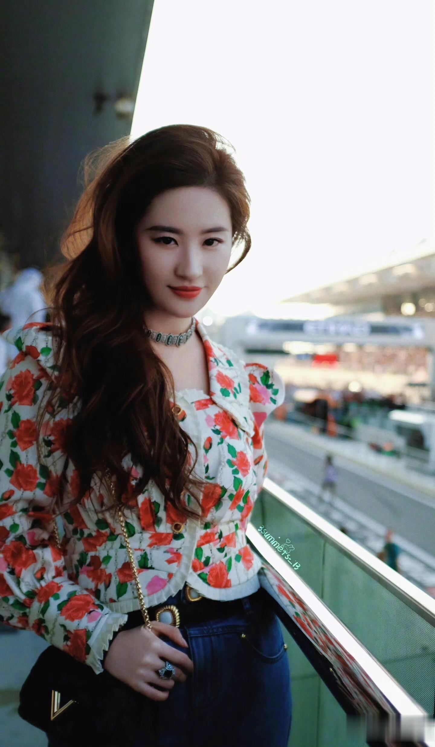 刘亦菲阿布扎比观赛F1，短裙墨镜搭配高马尾，又美又飒好迷人！