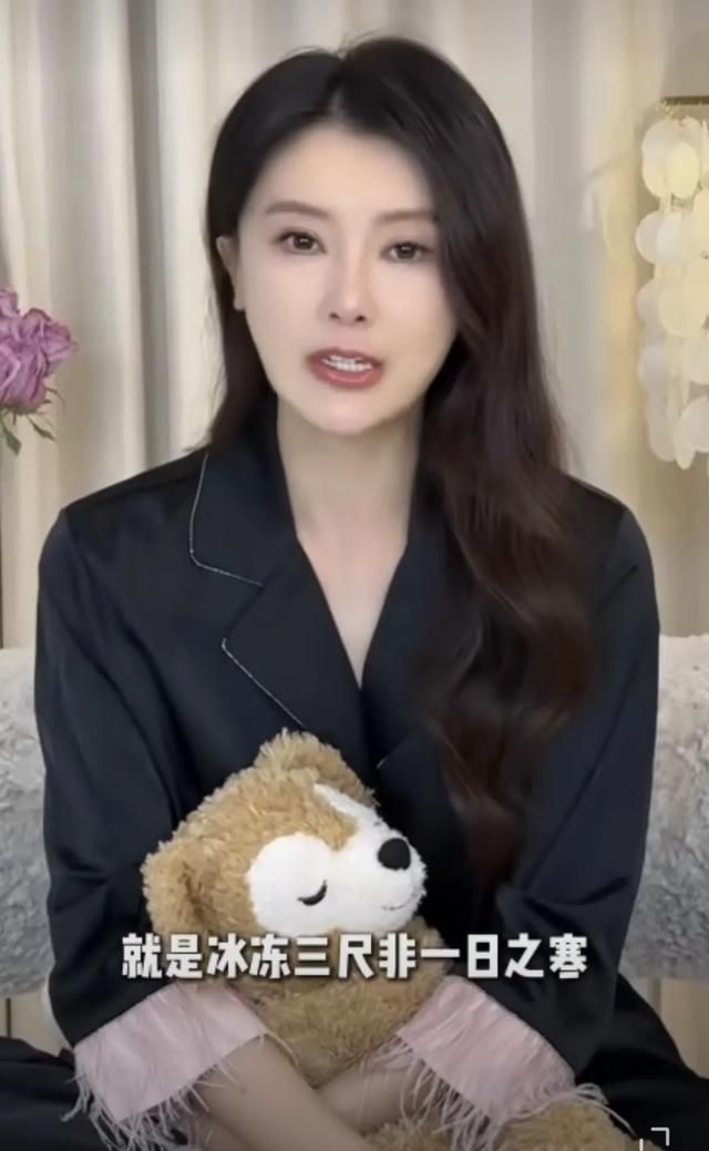 女星甘薇含泪谈离婚，否认转移资产获天价分手费，目前有两女一子