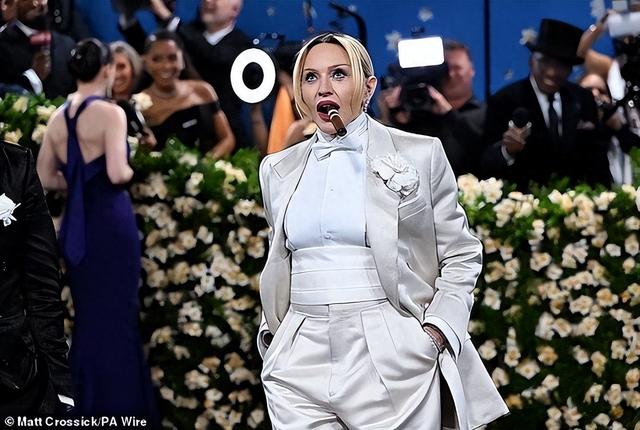 66岁麦当娜回春了，又白又嫩金发薄纱，在小37岁男友怀里一脸享受