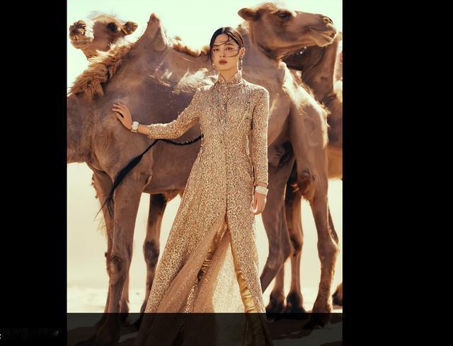 辛芷蕾化身异域神女神，漫步敦煌戈壁，韵味十足！