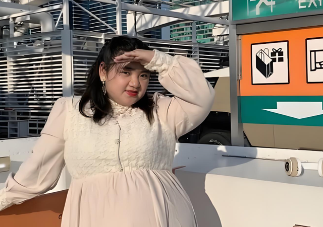 67岁胡慧中现身香港，带女儿看樱花，女儿身材臃肿，长相中等偏下