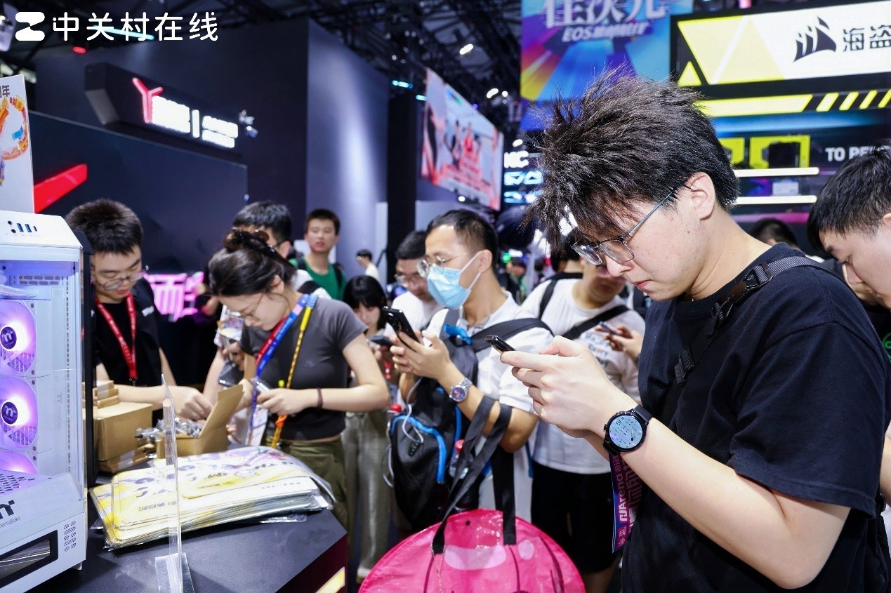 RTX 5080天启白色机甲美学太帅了 ChinaJoy2025索泰展台人气爆棚