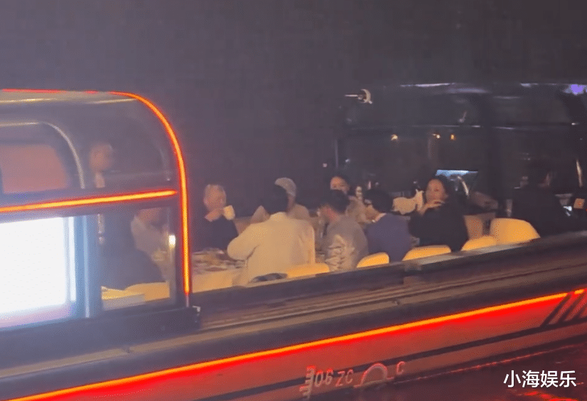 冯小刚乘船夜游通州河，同桌多位美女相伴，船费价格吓退打工人