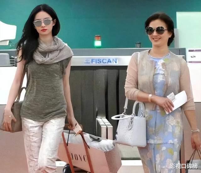 刘亦菲现身阿布扎F1赛车现场，穿一身名牌，妆容精致，颈纹很明显