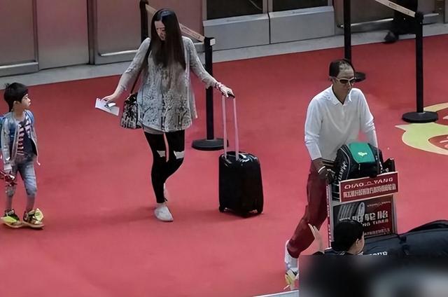 58岁王志文机场红裤出圈！叔圈顶流的松弛感，藏着30年的人生哲学