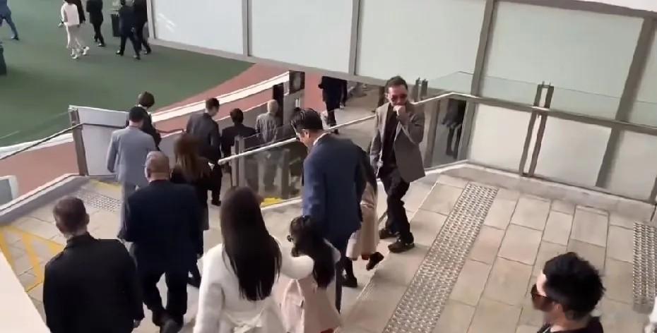 郭富城一家六口看赛马，方媛三胎后首露面，姐妹俩穿同款超吸睛