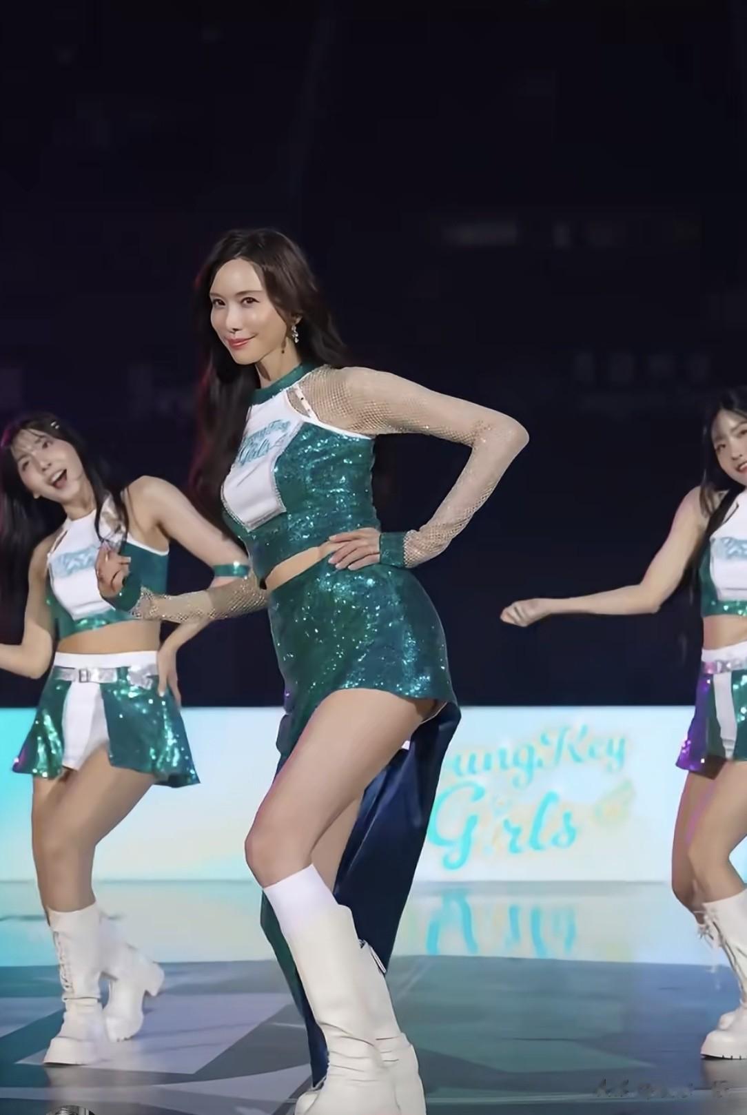 51岁林志玲台湾职篮跳啦啦操,开叉短裙大长腿,不输一堆年轻女孩